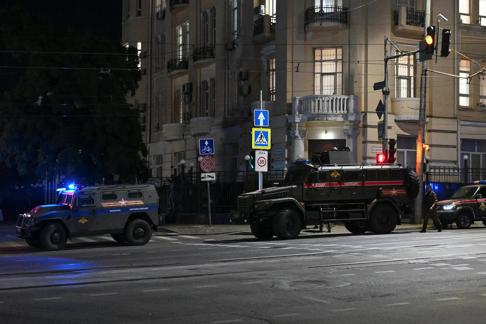 Бронетехніка на вулиці південного міста Ростов-на-Дону, Росія, у п'ятницю 23 червня 2023 року